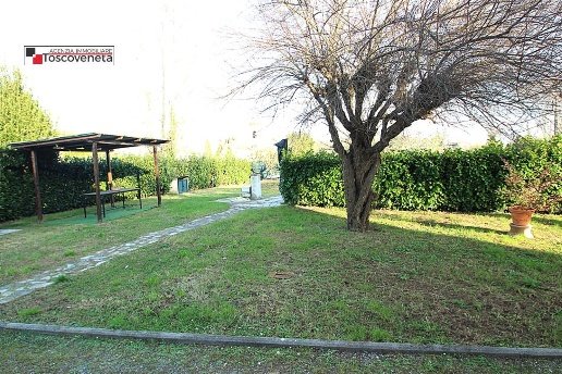 casa indipendente in vendita a Lucca in zona Montuolo