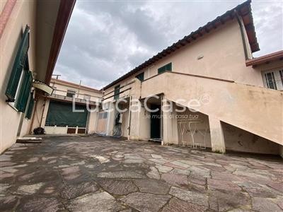 casa indipendente in vendita a Lucca in zona Centro Città