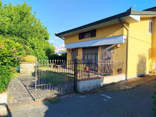 casa indipendente in vendita a Lucca