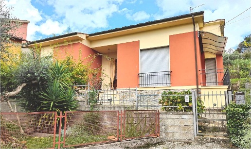 casa indipendente in vendita a Lucca in zona Arliano