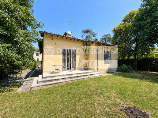 casa indipendente in vendita a Lucca in zona Centro Città