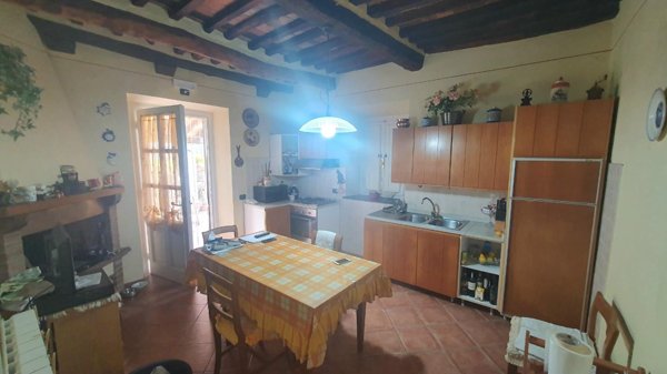 casa indipendente in vendita a Lucca in zona Arliano