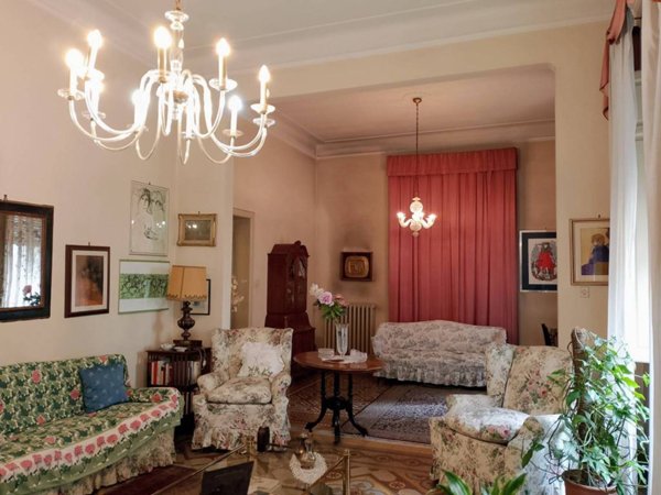 casa indipendente in vendita a Lucca in zona Centro Città