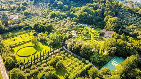 casa indipendente in vendita a Lucca in zona Vicopelago