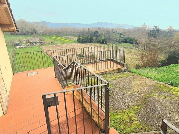 casa indipendente in vendita a Lucca in zona Pozzuolo