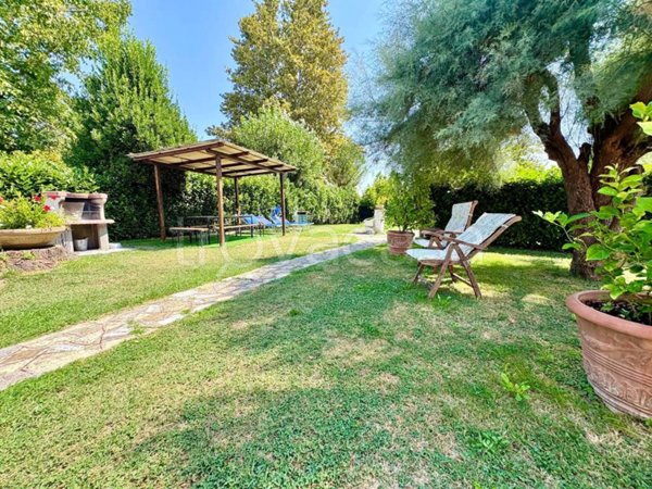 casa indipendente in vendita a Lucca in zona Montuolo