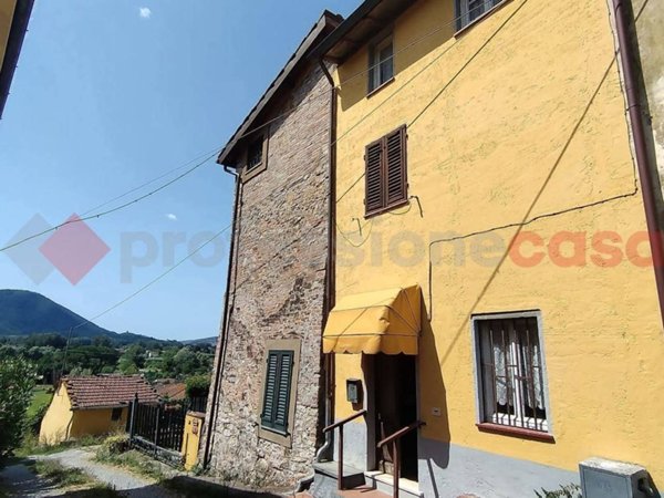 casa indipendente in vendita a Lucca in zona Nozzano