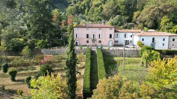 casa indipendente in vendita a Lucca in zona Vicopelago