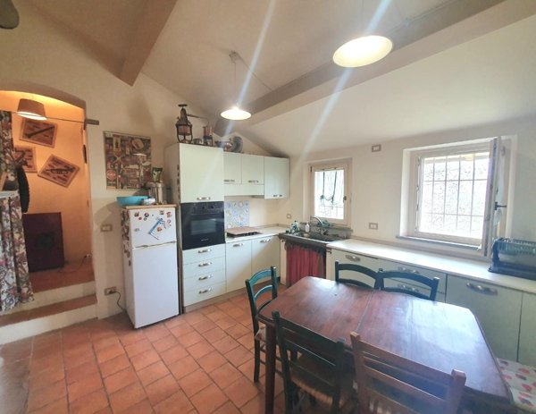 casa indipendente in vendita a Lucca in zona Meati