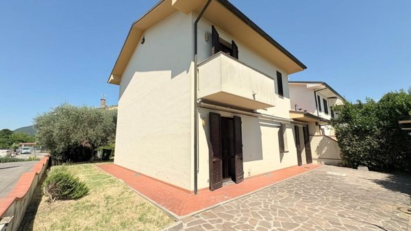 casa indipendente in vendita a Lucca in zona San Macario in Piano