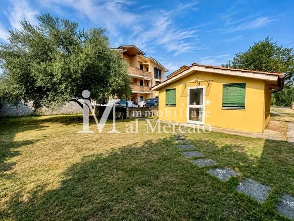 casa indipendente in vendita a Lucca in zona Picciorana