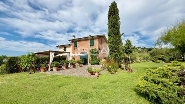 casa indipendente in vendita a Lucca in zona Centro Città