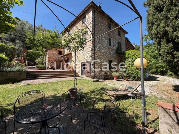 casa indipendente in vendita a Lucca in zona Pozzuolo