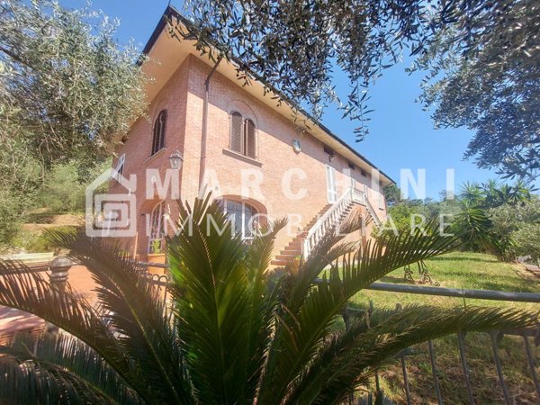 casa indipendente in vendita a Lucca in zona Farneta
