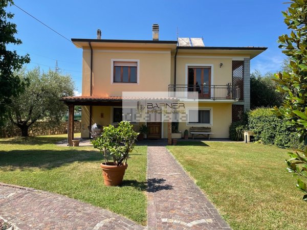casa indipendente in vendita a Lucca in zona Mutigliano