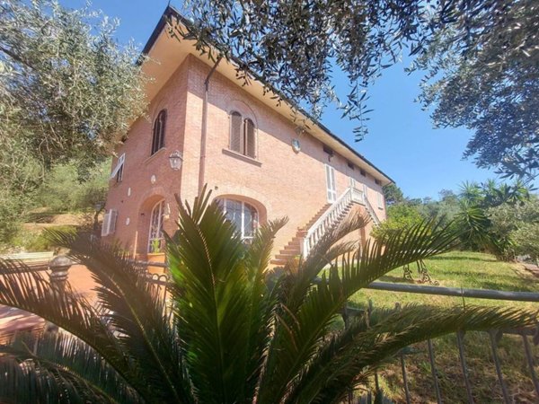 casa indipendente in vendita a Lucca in zona Farneta