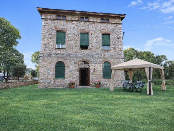 casa indipendente in vendita a Lucca in zona Nozzano