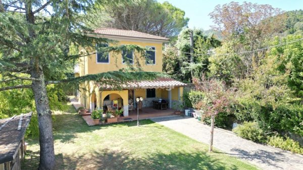 casa indipendente in vendita a Lucca in zona Centro Città