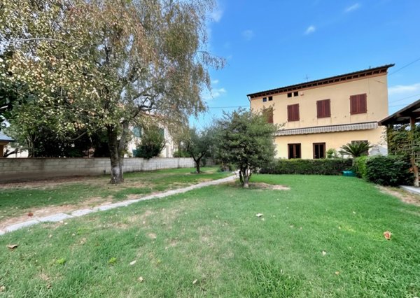 casa indipendente in vendita a Lucca