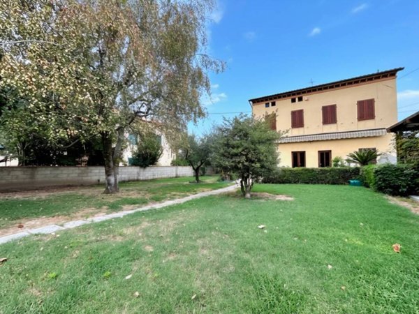casa indipendente in vendita a Lucca in zona San Pietro a Vico