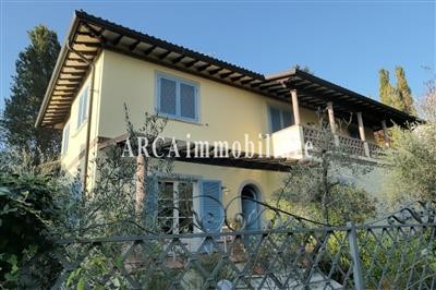 casa indipendente in vendita a Lucca in zona Centro Città