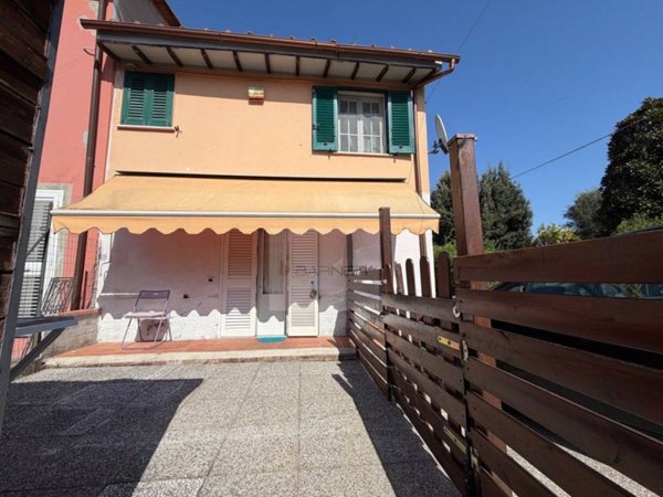 casa indipendente in vendita a Lucca in zona Mutigliano