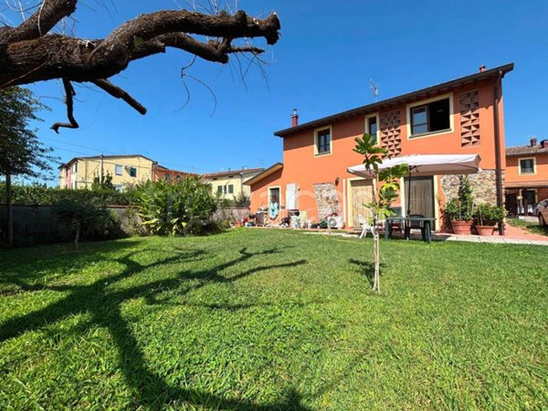 casa indipendente in vendita a Lucca in zona Picciorana