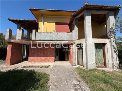 casa indipendente in vendita a Lucca in zona Centro Città