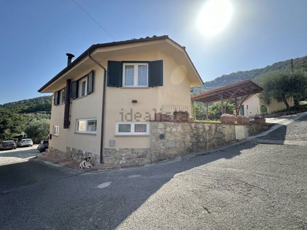 casa indipendente in vendita a Lucca in zona Mastiano