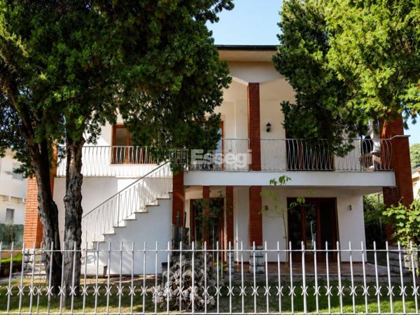 casa indipendente in vendita a Lucca