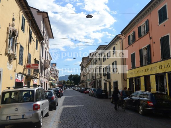 locale commerciale in vendita a Lucca in zona Centro Città