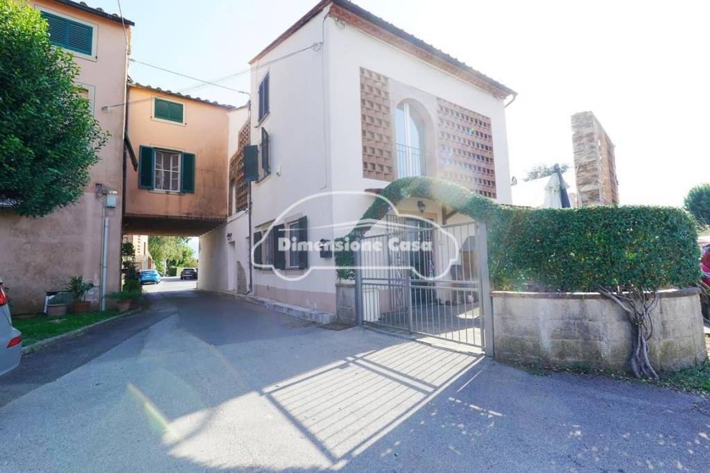 casa indipendente in vendita a Lucca in zona Picciorana