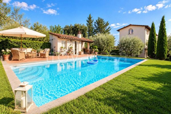 casa indipendente in vendita a Lucca in zona Centro Città