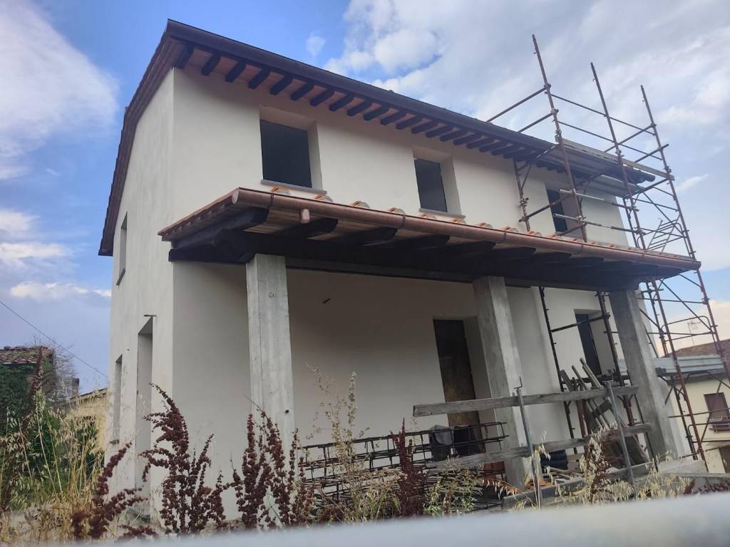 casa indipendente in vendita a Lucca in zona San Lorenzo a Vaccoli