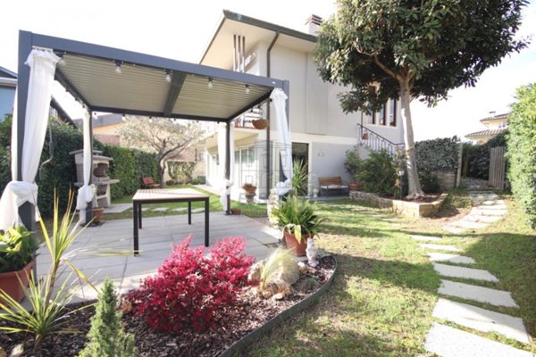 casa indipendente in vendita a Lucca in zona Nave