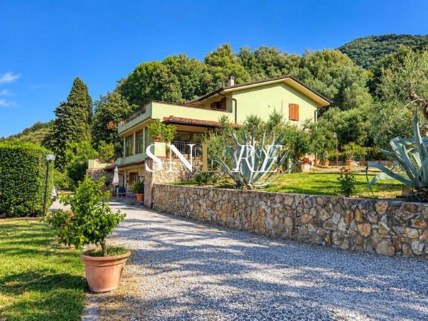 casa indipendente in vendita a Lucca in zona Fagnano