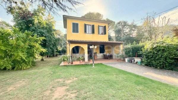 casa indipendente in vendita a Lucca in zona Vicopelago