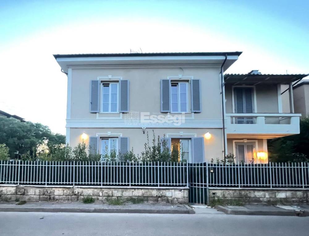 casa indipendente in vendita a Lucca in zona Sant'Anna