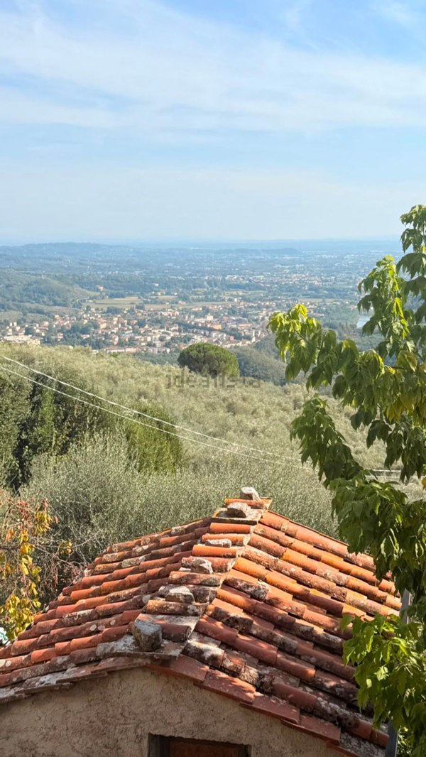 casa indipendente in vendita a Lucca in zona Aquilea