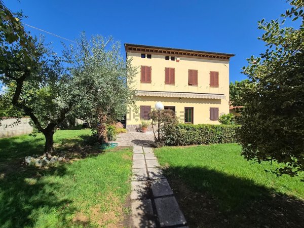 casa indipendente in vendita a Lucca