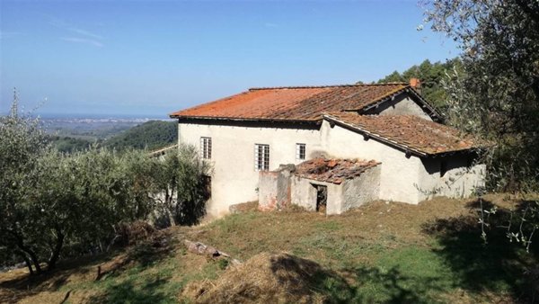 casa indipendente in vendita a Lucca in zona Farneta