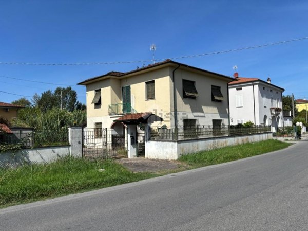 casa indipendente in vendita a Lucca in zona zona Sorbano