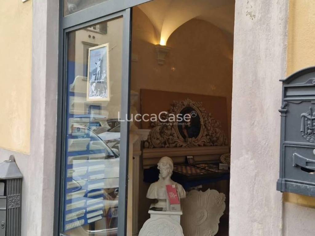 locale commerciale in vendita a Lucca in zona Centro Città