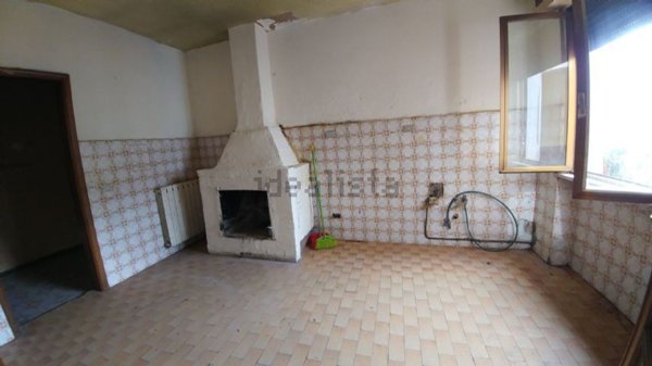 casa indipendente in vendita a Lucca in zona Monte San Quirico