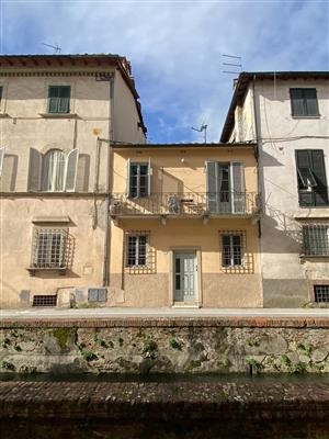 casa indipendente in vendita a Lucca in zona Centro Città