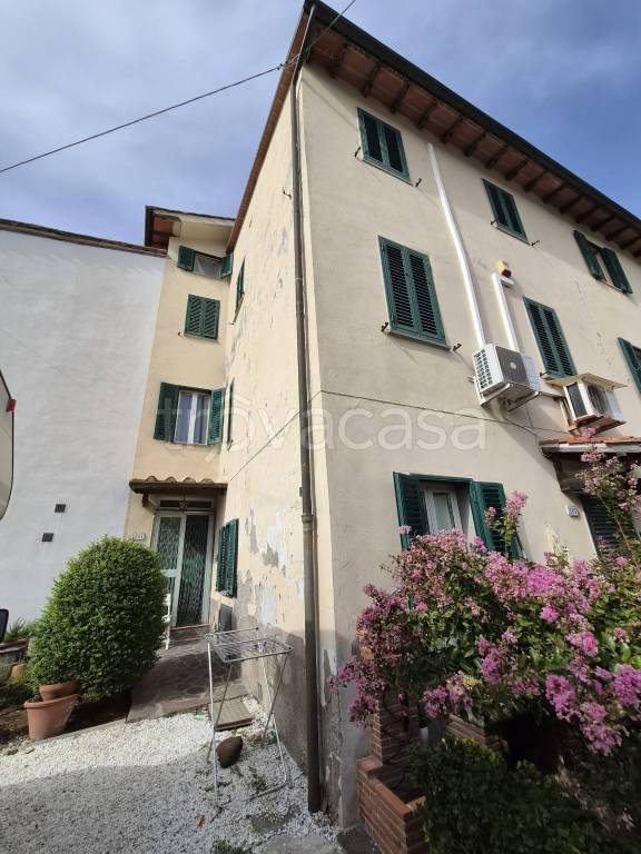 casa indipendente in vendita a Lucca in zona Montuolo