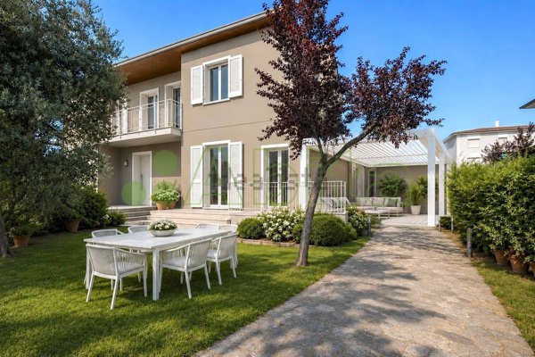 casa indipendente in vendita a Lucca in zona Zona San Concordio