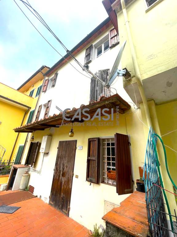 casa indipendente in vendita a Massarosa in zona Montigiano