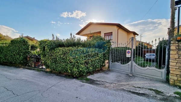 casa indipendente in vendita a Massarosa in zona Quiesa