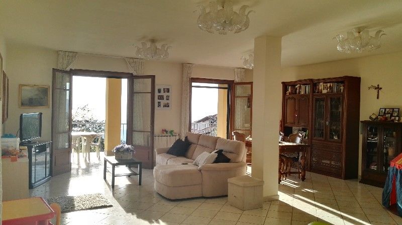 casa indipendente in vendita a Massarosa in zona Montigiano